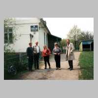 079-1069 Im Jahre 1991  -  Armin, Petra, und Ida Lewerenz auf dem Weg zum Poppendorfer Schulhof .jpg